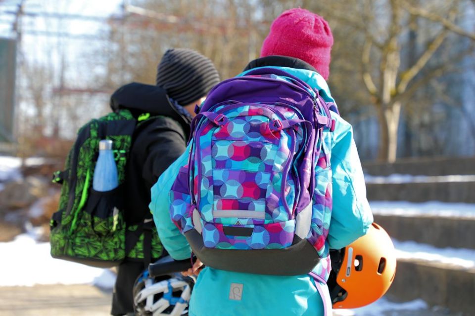 kinder mit schulrucksack