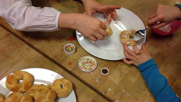 Kinder kochen und backen