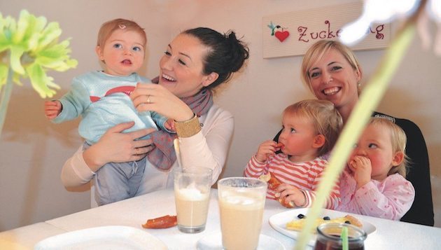 Mütter beim cafe trinken im Zuckertag