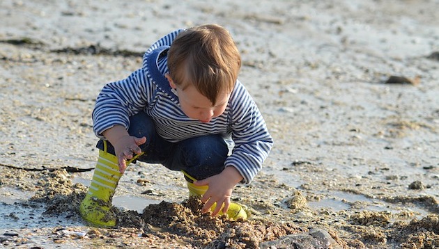 kinder spielt im matsch