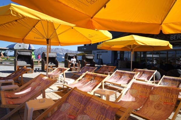 Ellmis_Zaubwelt-Bergkaiser-Restaurant liegestuehle bergrestaurant