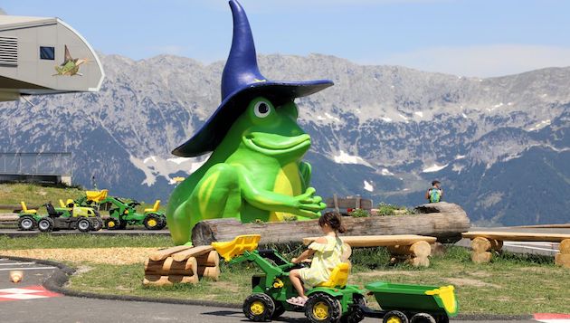 frosch und kind auf traktor in den bergen
