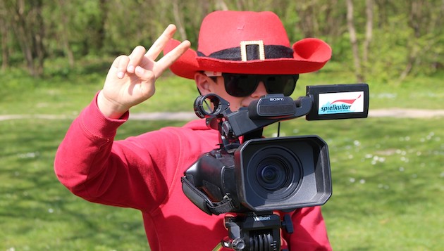 kind mit filmkamera
