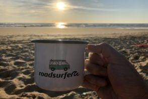 tasse von roadsurfer am strand