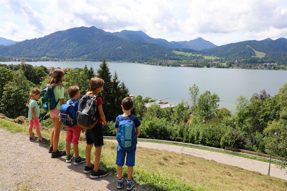 Kinder schauen auf den Tegernsee