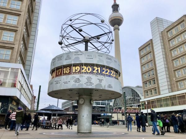Die Weltzeituhr am Alexanderplatz in Berlin