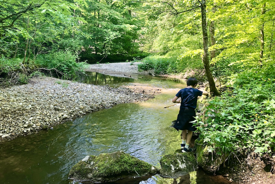Maisinger-schlucht-spielen-am-bach-kind