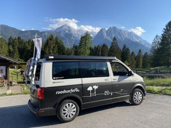 Camperbus vor Alpenkulisse