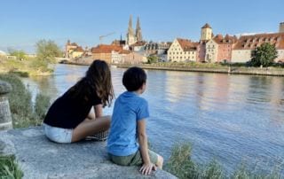 Kinder am Donauufer in Regensburg