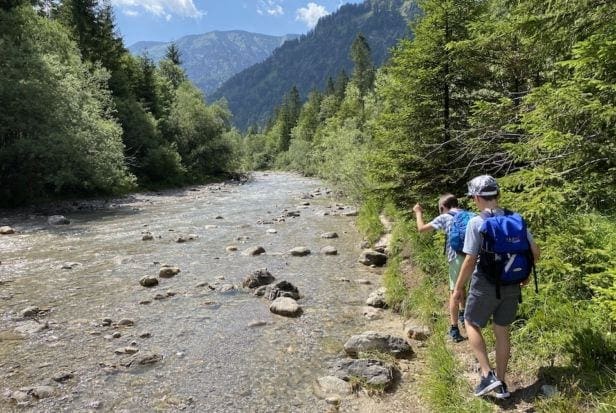 Siebenhuetten-wandern-am-wasser-kinder