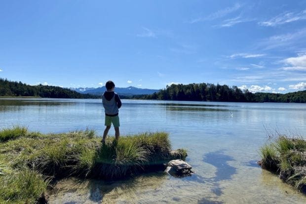 Junge am Ufer der Osterseen