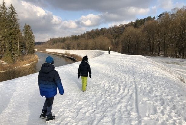 Kinder im Winter an der Isar