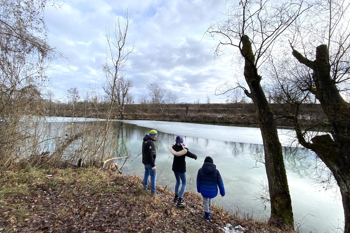 Familie am Ufer des Poschinger Weihers