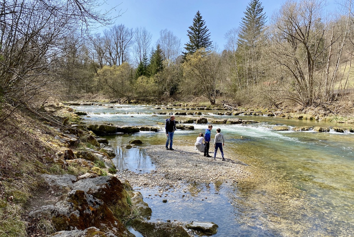 Mangfall-familie-am-wasser