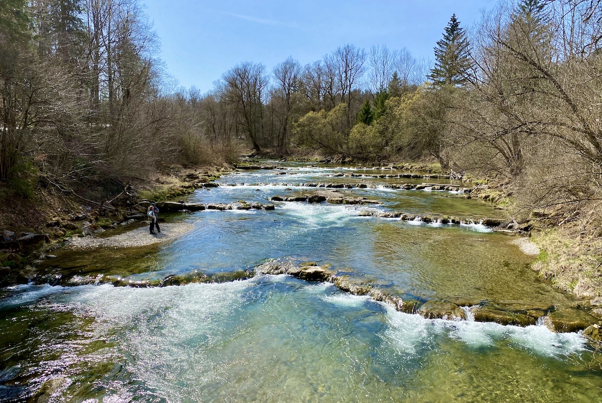 Mangfall-steinstufen-im-wasser