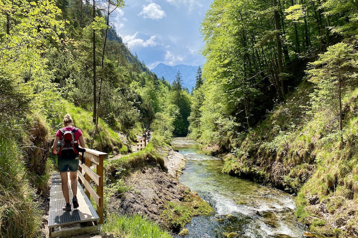 Wandern über Stege in der Weissbachschlucht