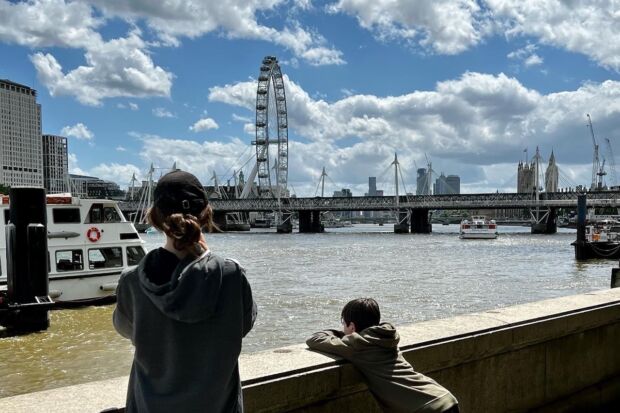 Kinder in London mit Blick auf the London eye