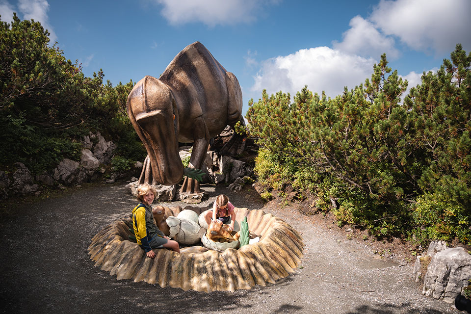 Bergbahn Steinplatte by Klaus Listl Kinder spielen in Dinosauriernest mit Eiern im Triassic Park Steinplatte