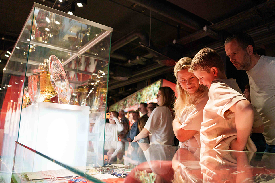 FCBayernMuseum_VitrineFamilie (002)