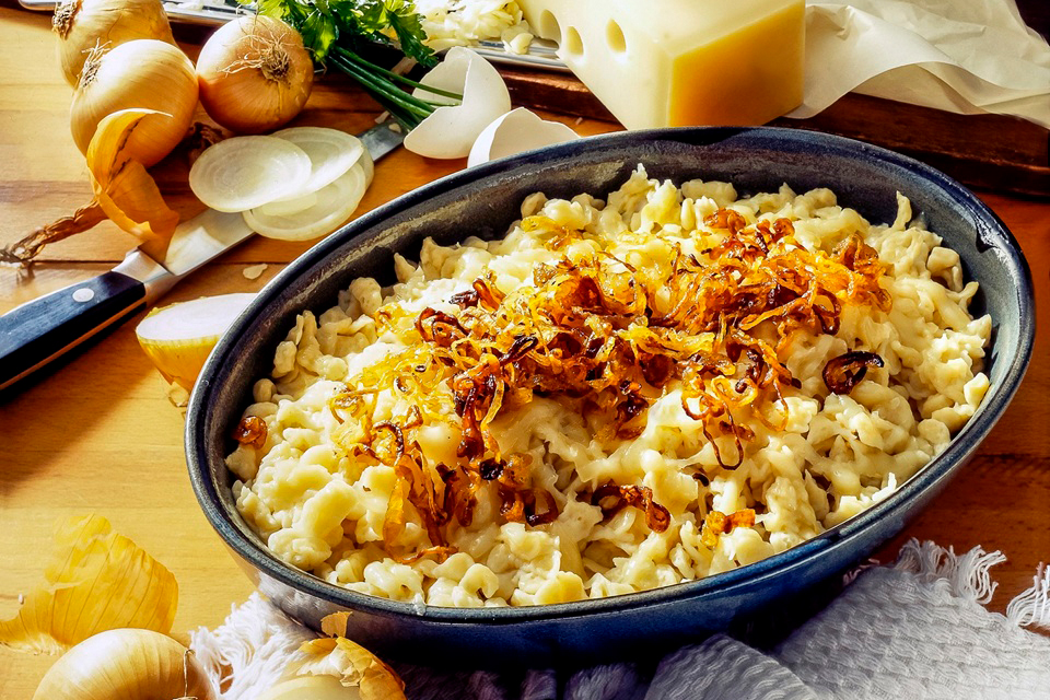 33496603 – cheese sp‰tzle (soft egg noodles from swabia) with onions