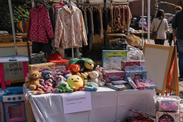 Ein Flohmarkt Tisch mit Spielsachen
