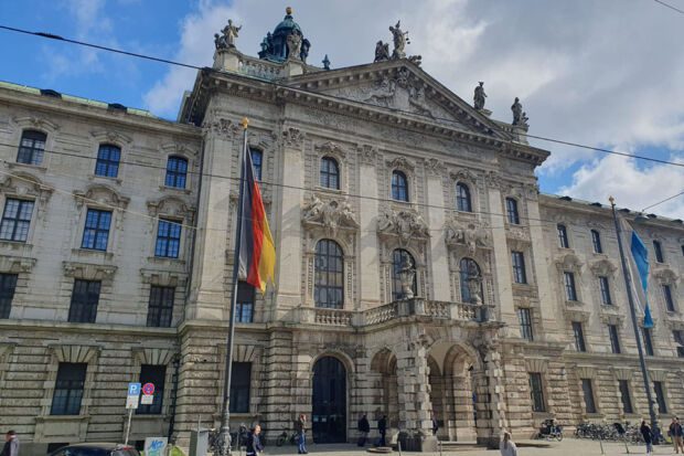 Außenansicht des Justizpalasts in München am Karlsplatz mit historischer Fassade und großer Kuppel
