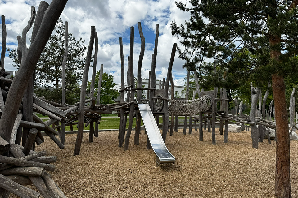 biberburg_bogenhausen Kletterspielplatz mit großer Rutsche und viel Holz