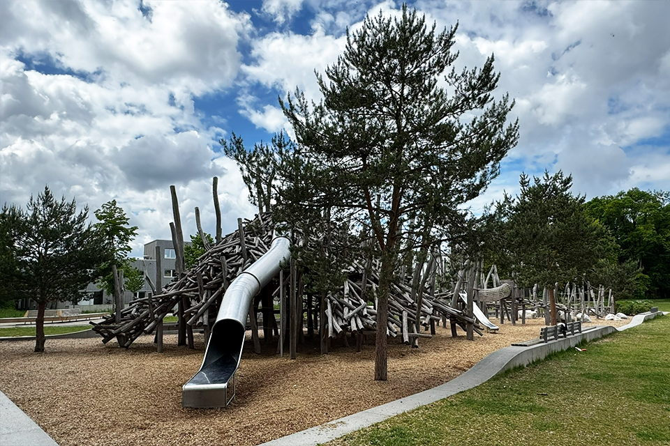 biberburg_bogenhausen_kinderpsielplatz Kletterspielplatz mit viel Holz und Rutsche