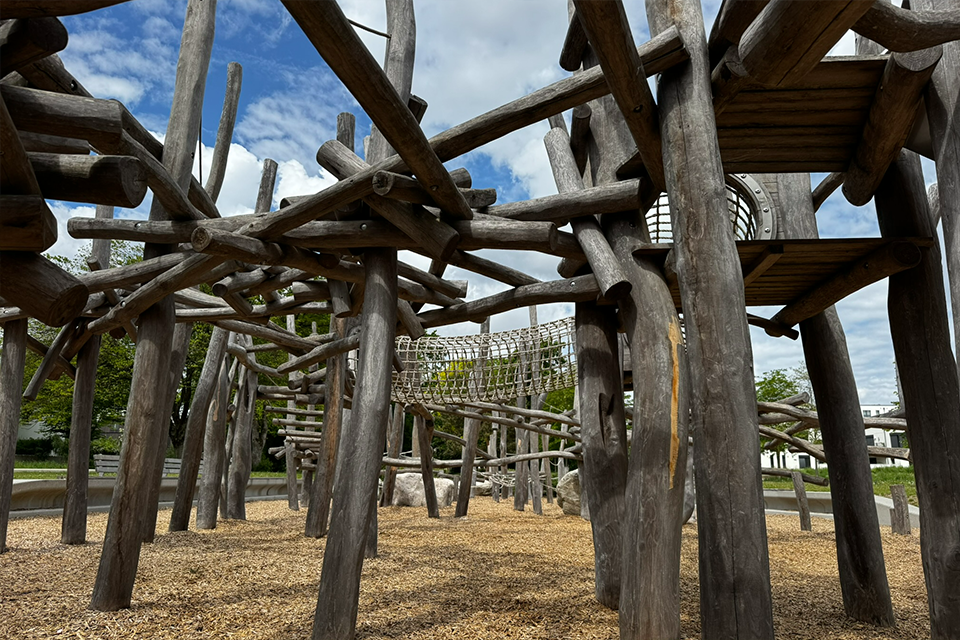 biberburg_bogenhausen_kletterspielplatz_holz Holzbalken zum Klettern auf dem Spielplatz