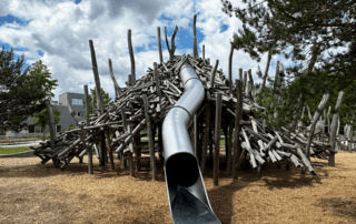 Holzspielplatz gebaut wie ein Biberberg mit Rutsche