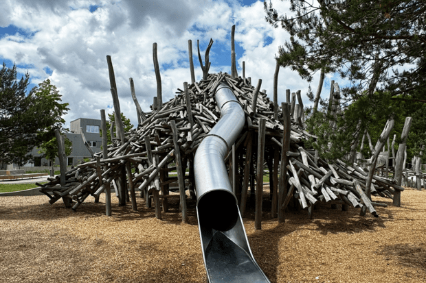 biberburg_bogenhausen_kletterspielplatz_rutsche Holzspielplatz gebaut wie ein Biberberg mit Rutsche