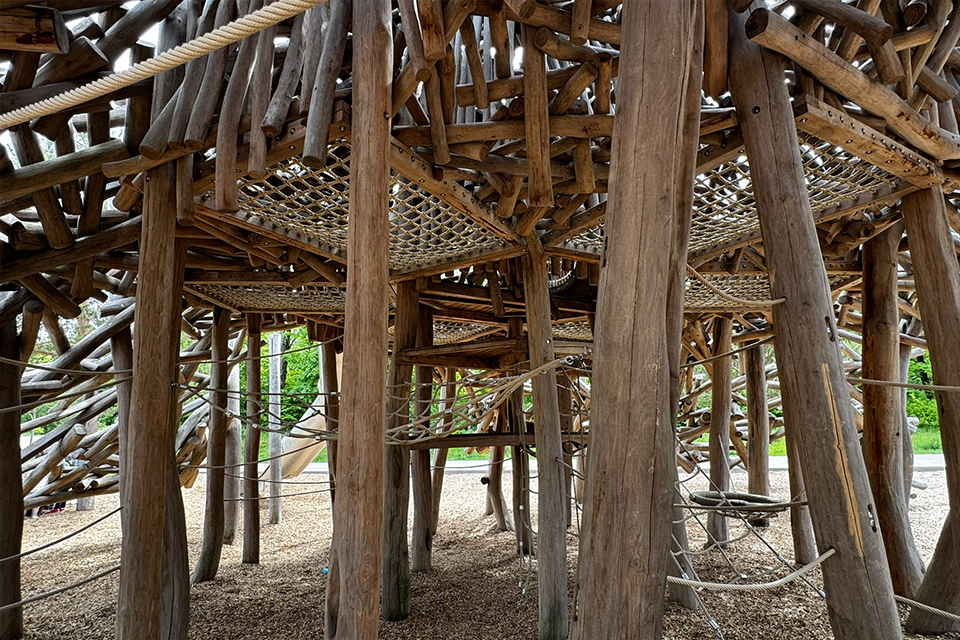 biberburg_bogenhausen_spielplatz Holzspielplatz von unten mit Seilen und Treppen