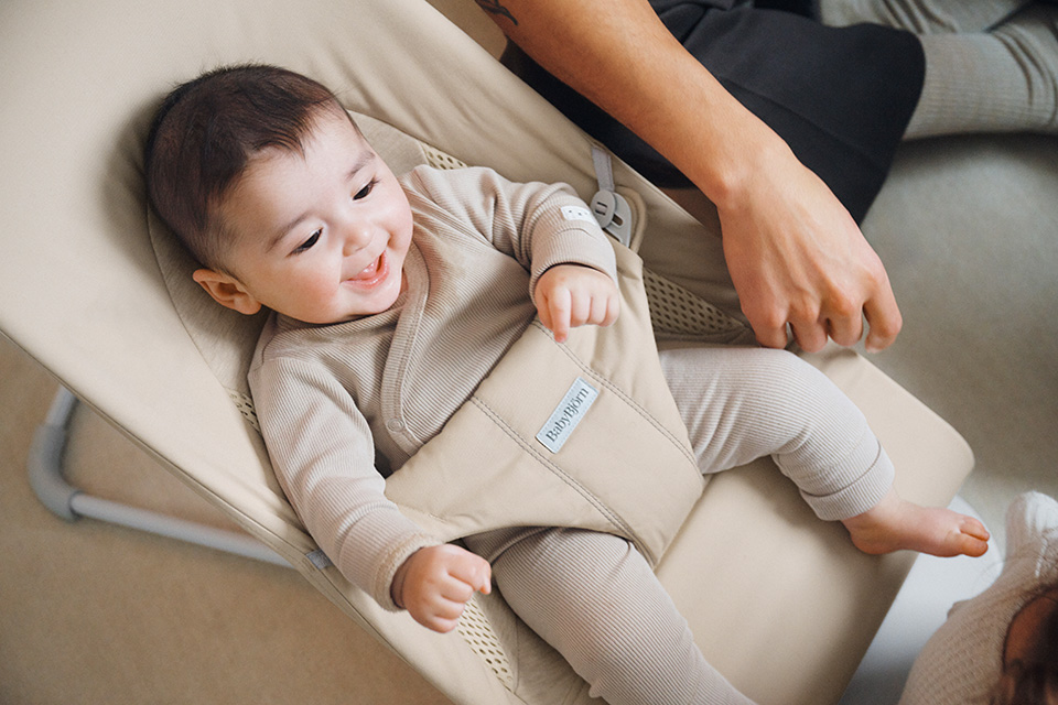 BabyBjörn_005130-bouncer-balance-soft-light-beige-trifabric-lifestyle-babybjorn_2095