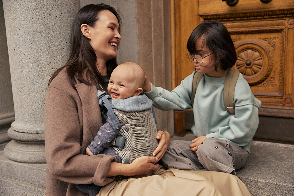 BabyBjörn_088002-baby-carrier-harmony-gray-beige-3d-mesh-lifestyle-babybjorn-997