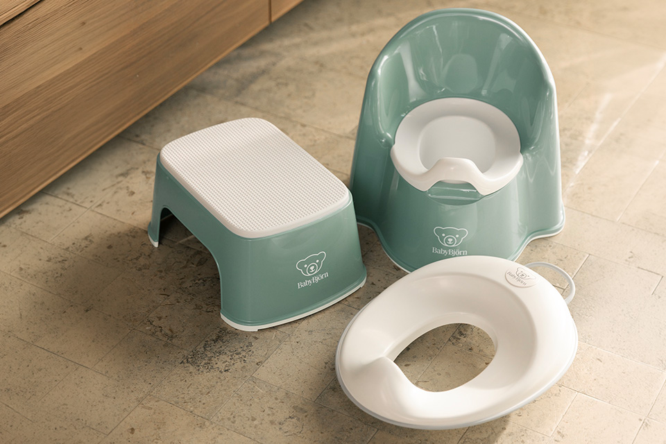 BabyBjörn_potty-training-kit-deep-green-white-lifestyle-babybjorn-005